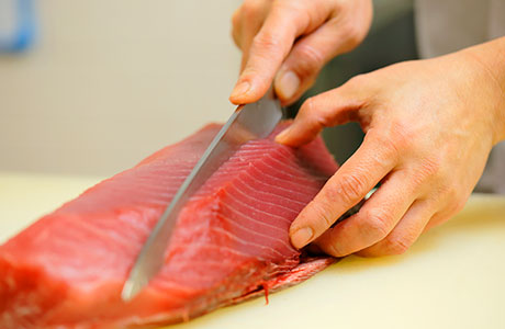 魚を切る